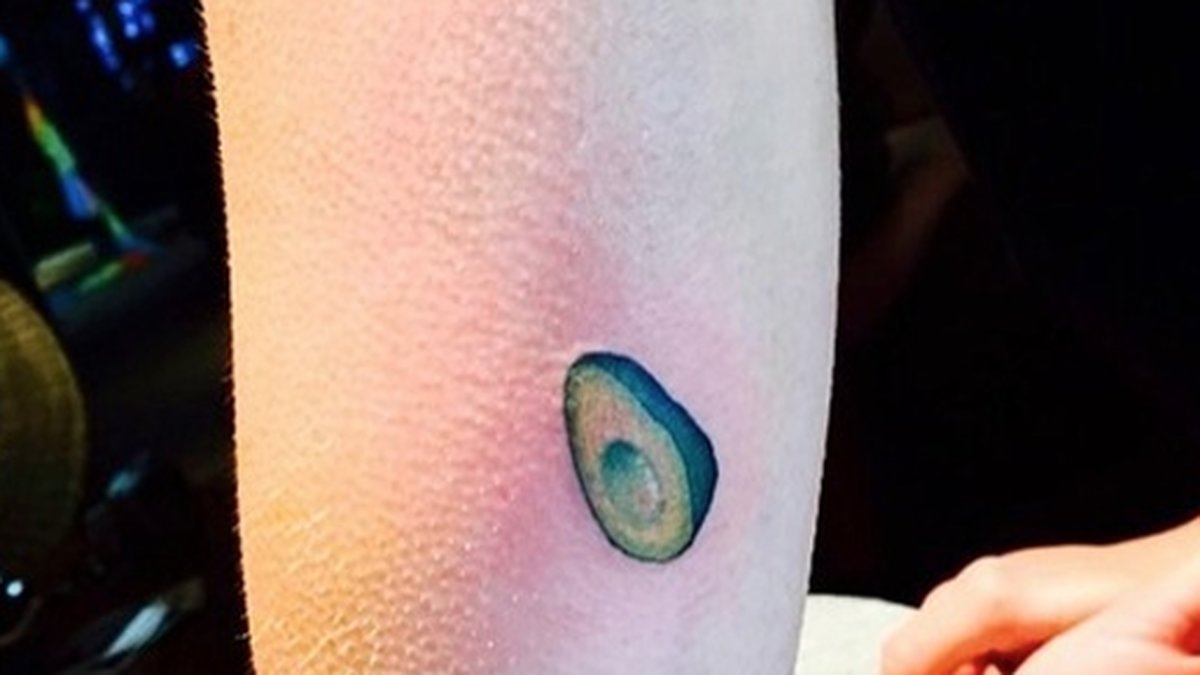 Miley Cyrus har utökat sin tatueringssamling med en liten avokado. 